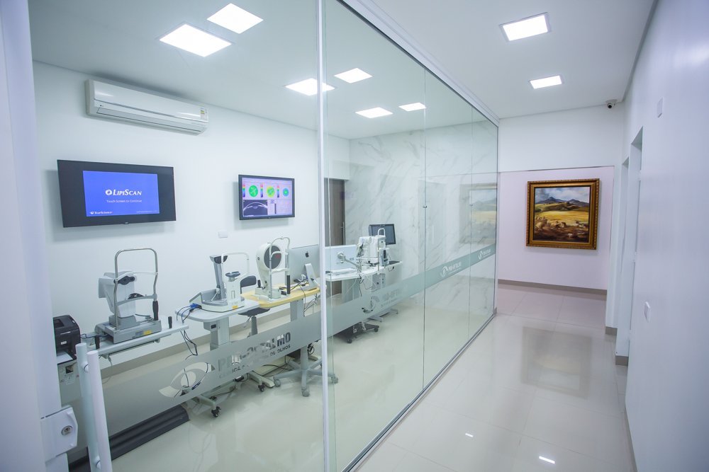 Sala envidraçada com os aparelhos LipiScan e LipiFlow