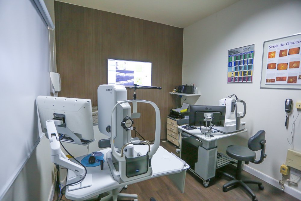 Sala de exames da Pró-Oftalmo com retinógrafo Zeiss Clarus