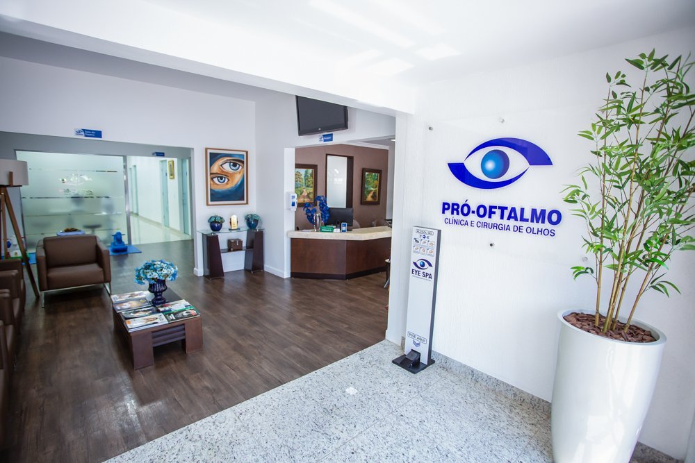 Recepção da Pró-Oftalmo com o logotipo da clínica
